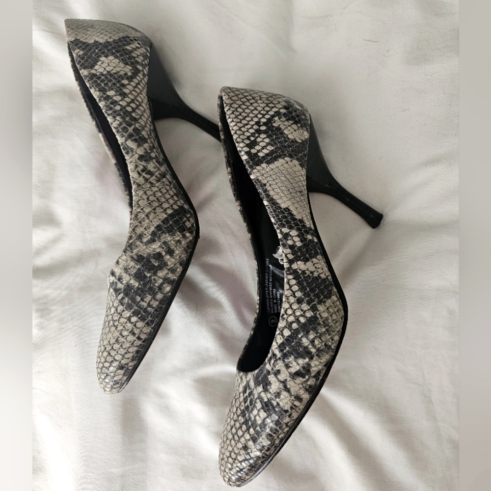 Isaac Mizrahi Snake Heels - sz 9